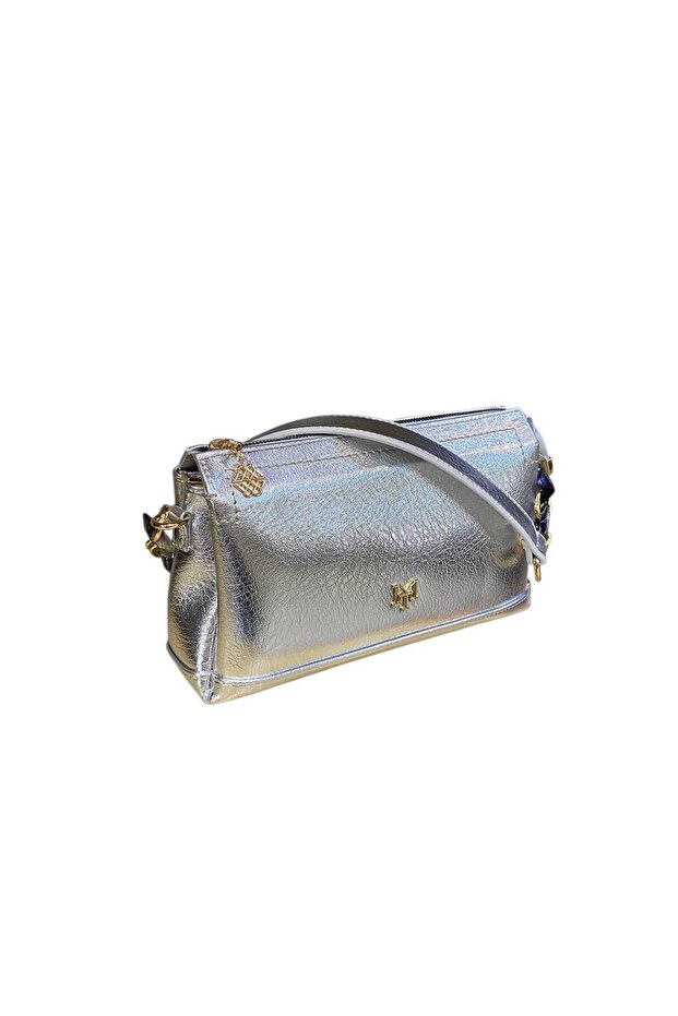 A Stylish and Eye-Catching Amazing Bag Silver