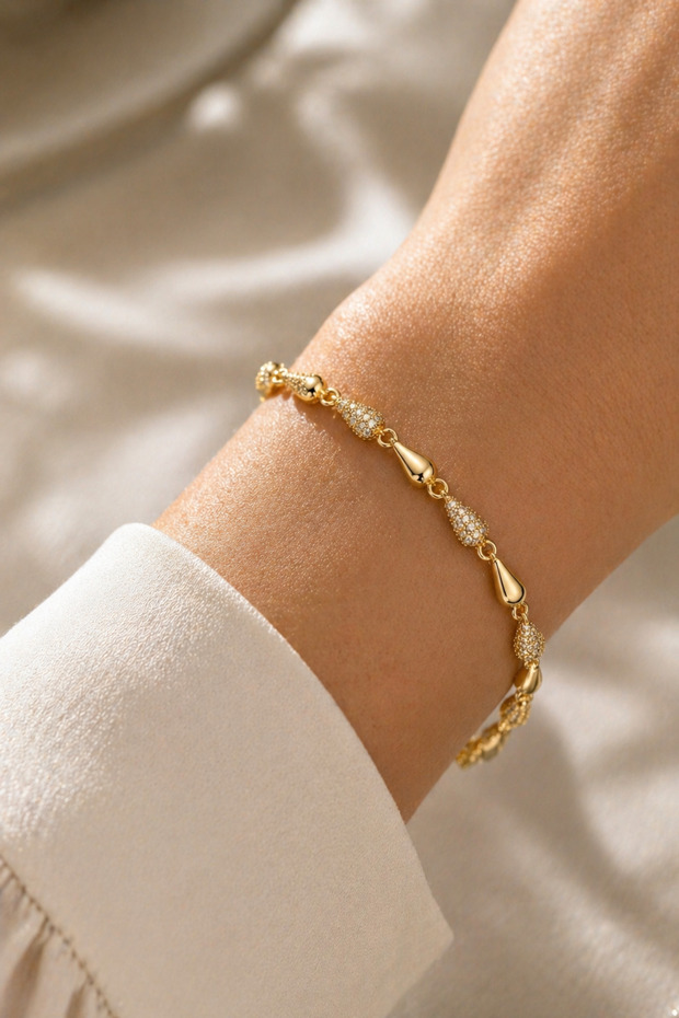 Gold Color Drop Detailed Stone Bracelet Elegant Design Non-Tarnish Coating Daily and Stylish Use