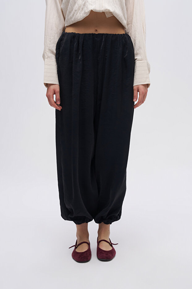 Women's Draped Trousers with Elastic Waist and Narrowing Cuffs