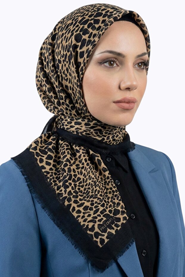 وشاح نسائي من القطن بنقشة الفهد باللون الأسود الداكن