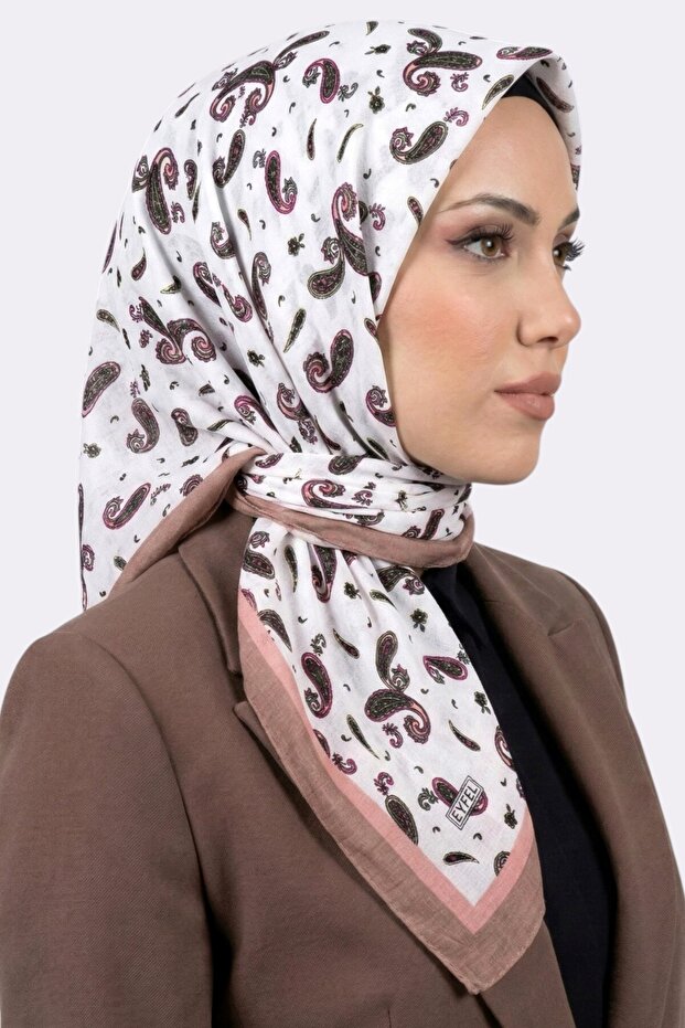 وشاح نسائي منقوش باللون الأبيض من فرو المنك من ميو جاز