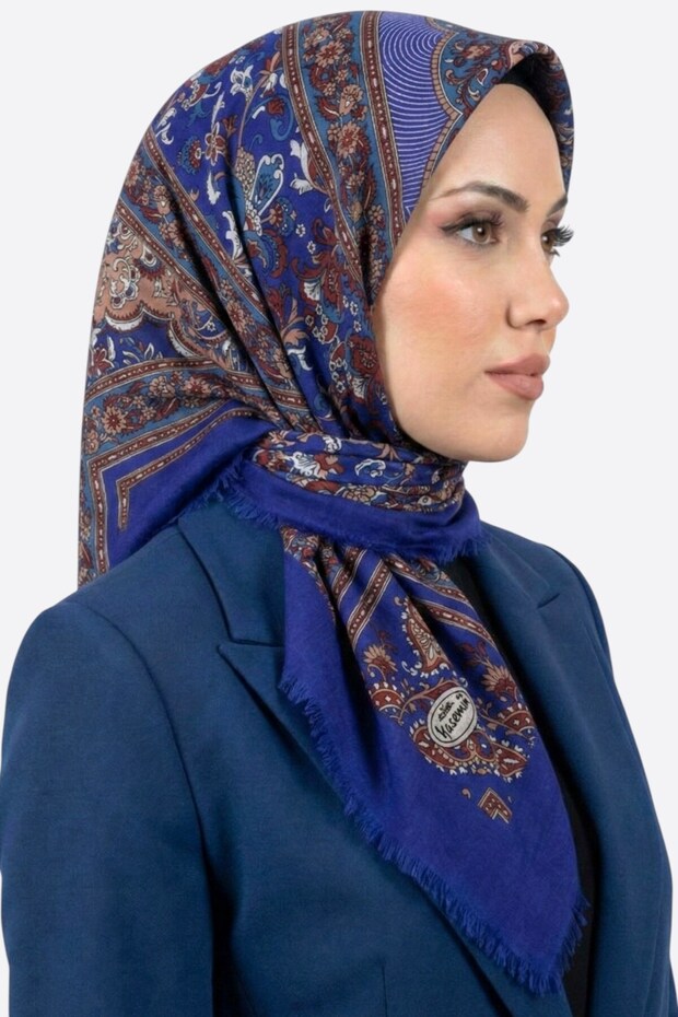 وشاح نسائي من ساكس باللون الأزرق بنمط الزهور العرقية
