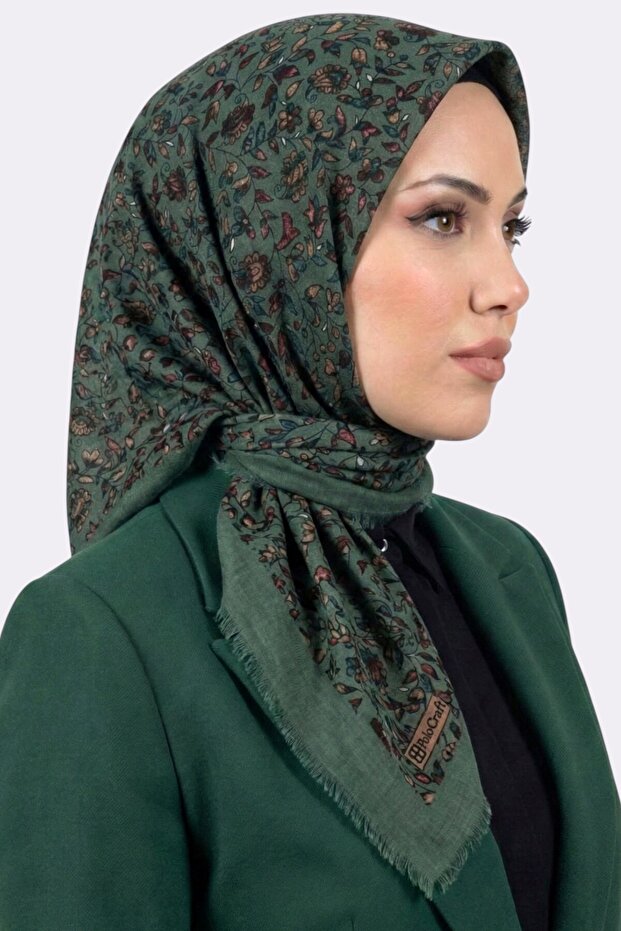 وشاح نوستالجيكي مزين بالزهور