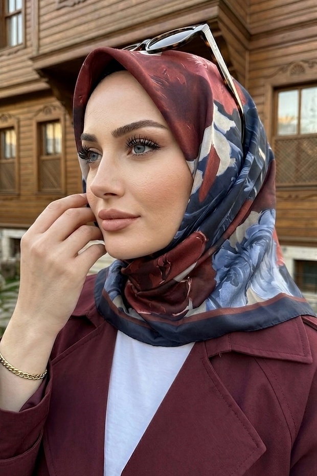 وشاح ناعم منقوش باللون الأزرق الداكن