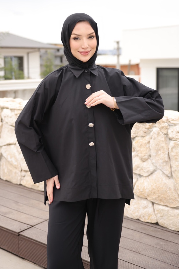 قميص أسود بأكمام واسعة وأزرار