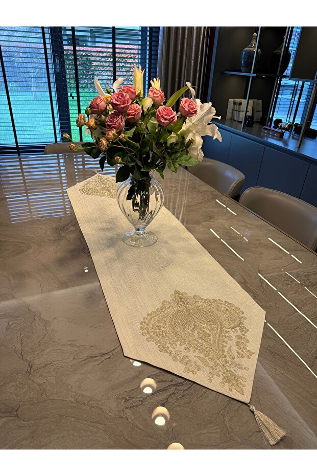 Royal Gold Glittery Ecru Tassel Detailed Runner with Corner Lace