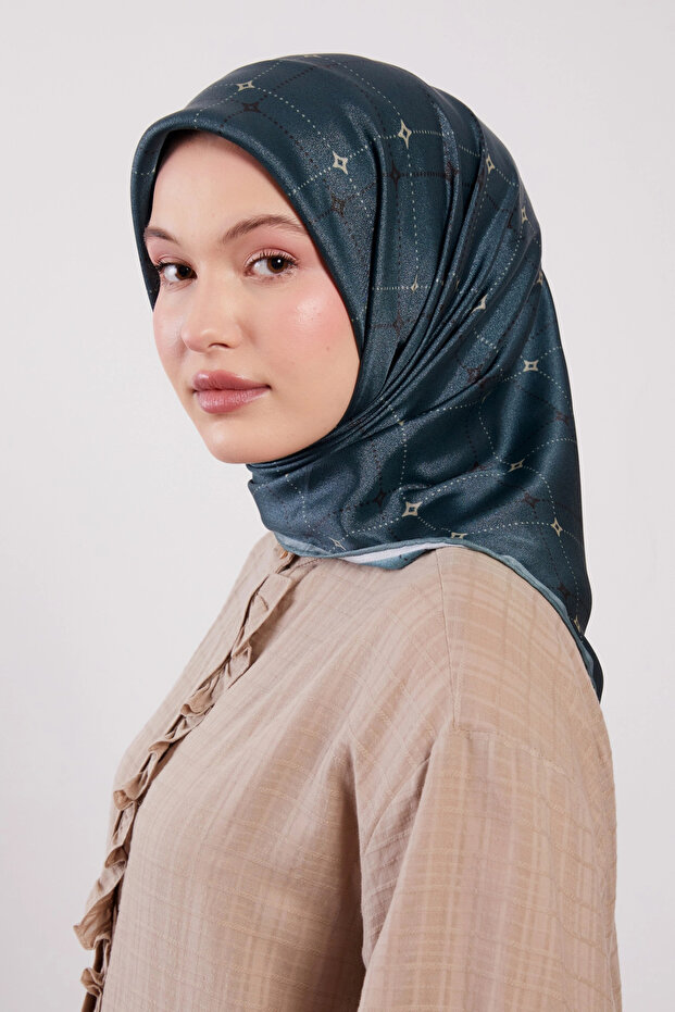 وشاح كريستال بنمط نجمة باللون الأزرق البترولي