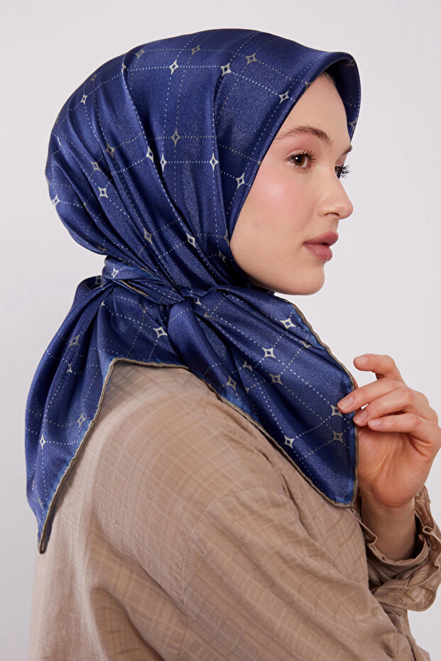 وشاح كريستالي بنمط نجمة باللون الأزرق الليلي