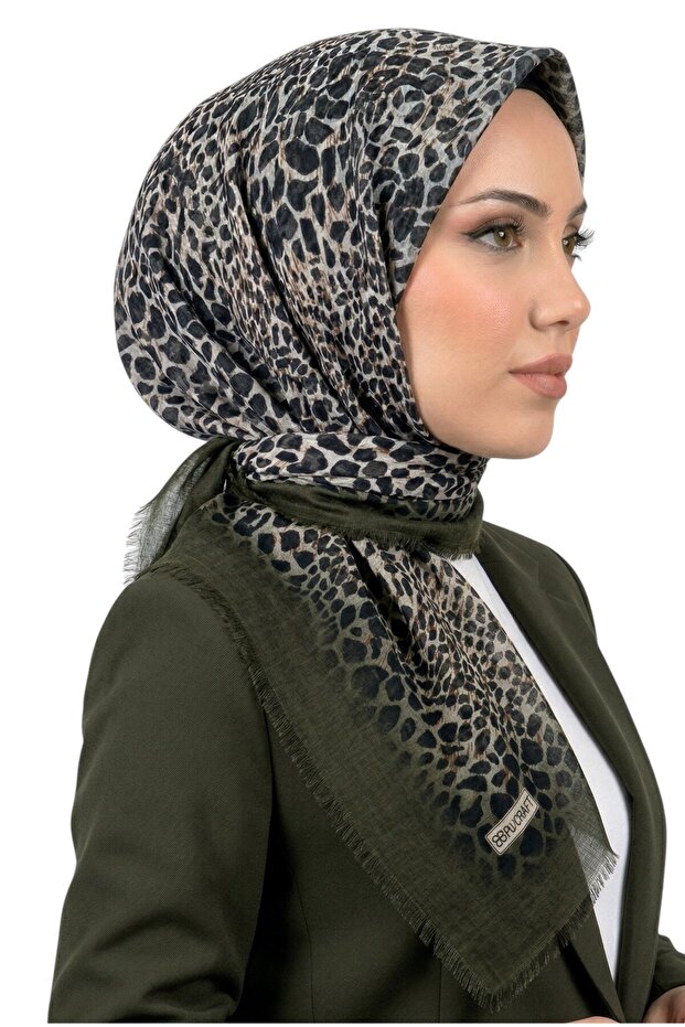 وشاح نسائي منقوش بنمط الفهد الكاكي