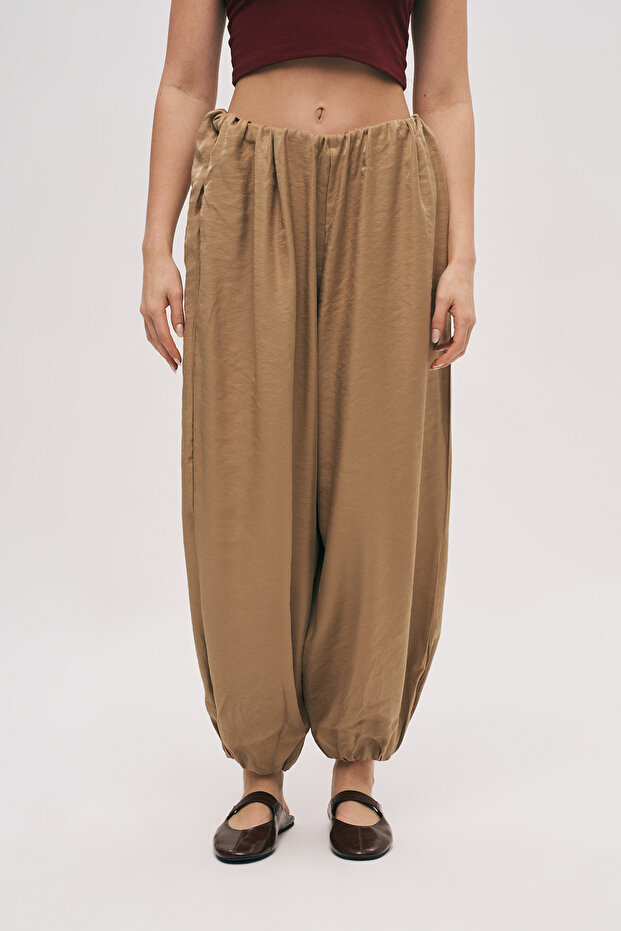 Women's Draped Trousers with Elastic Waist and Narrowing Cuffs