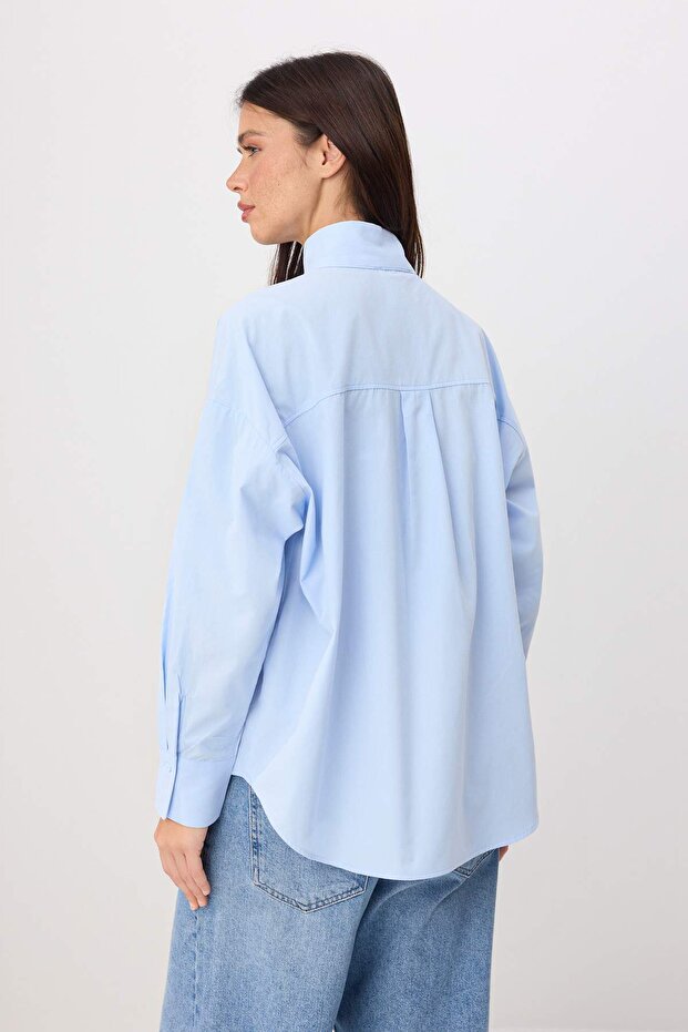 Trendyol Studio Açık Mavi Oversize Asimetrik Pamuklu Poplin Gömlek TWOAW26GO00106 - 4