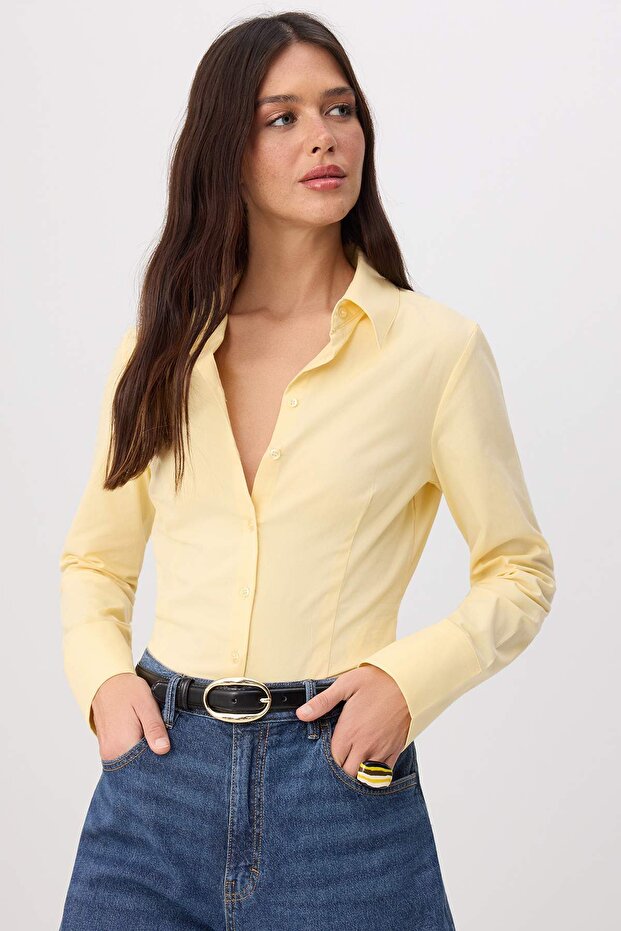 قميص منسوج من القطن بلون أصفر فاتح وخفيف الوزن يناسب الخصر من Wardrobe Essentials TWOAW26GO00022