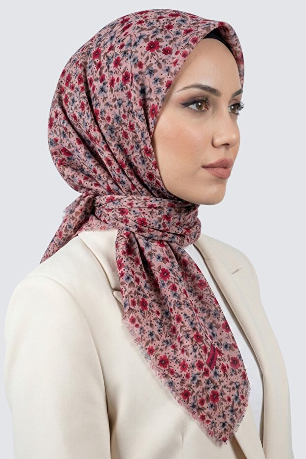 وشاح مزين بالزهور