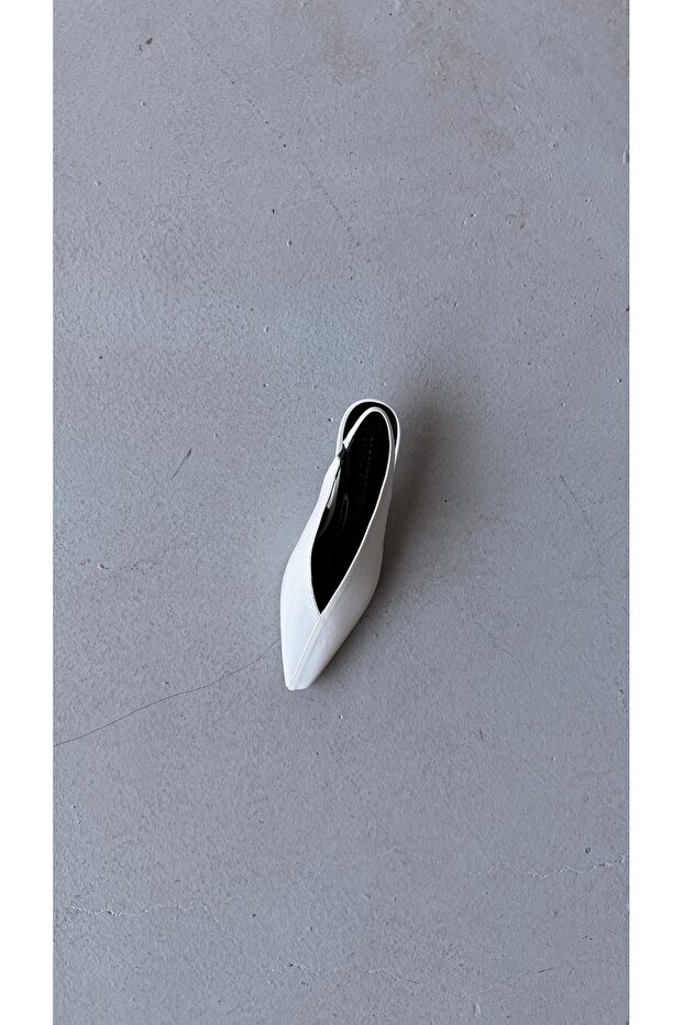 Avena White Minimal Heeled Shoes