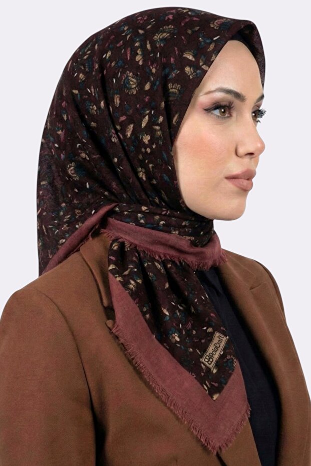 وشاح نوستالجيكي مزين بالزهور