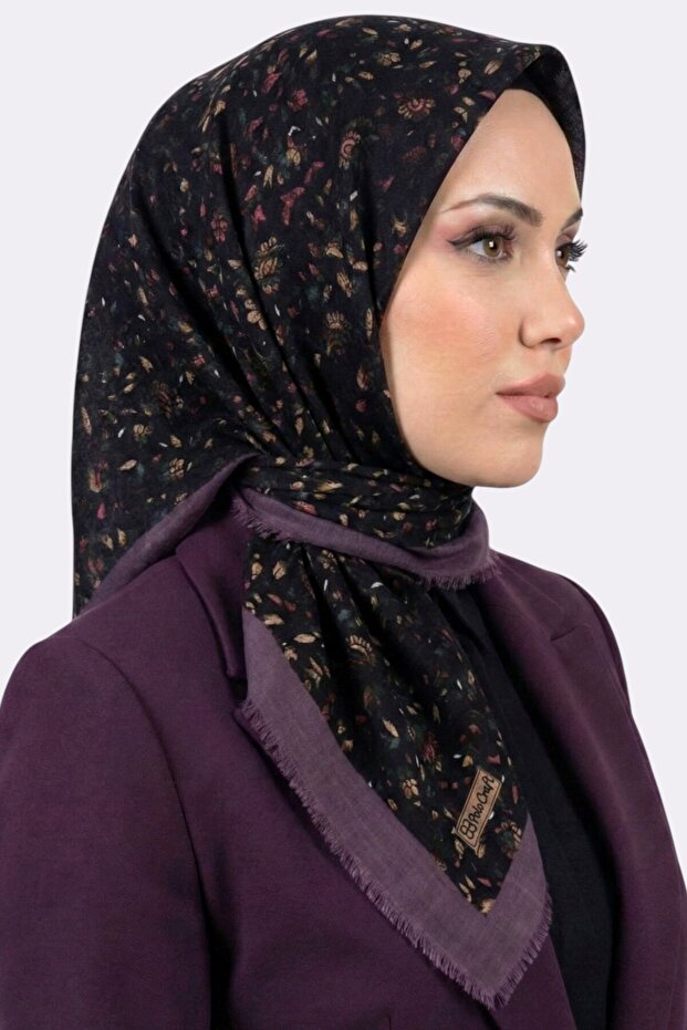 وشاح نوستالجيكي مزين بالزهور