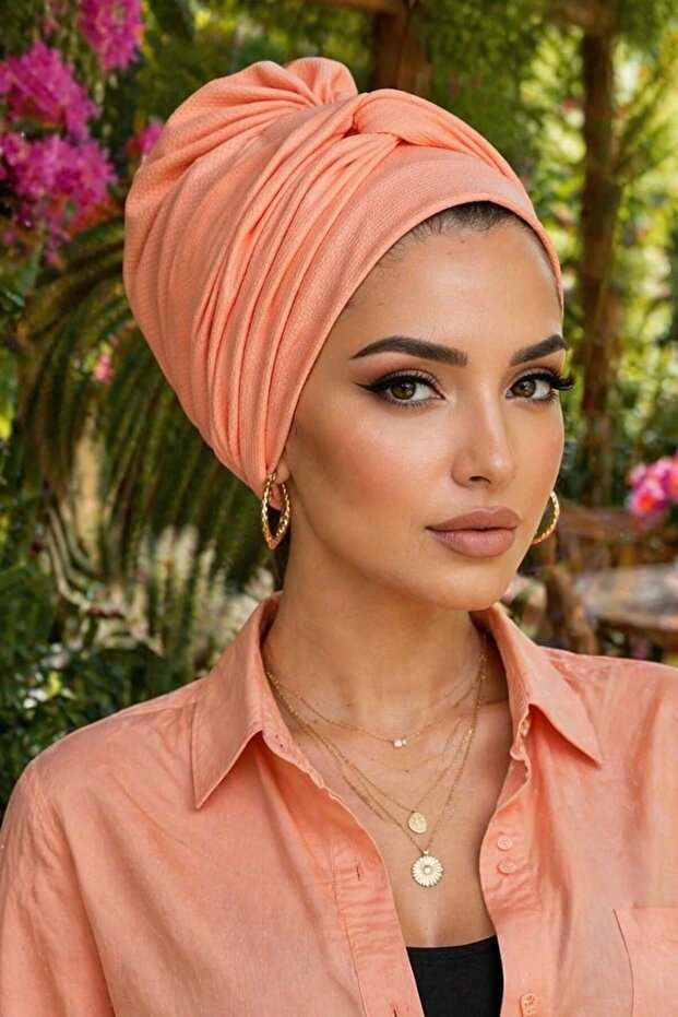 قبعة بتفاصيل ملتوية من قماش السالمون