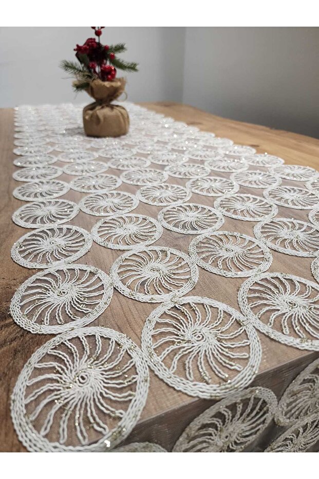 مفرش طاولة فاخر بتصميم عصري مقاس 2.20x47 سم