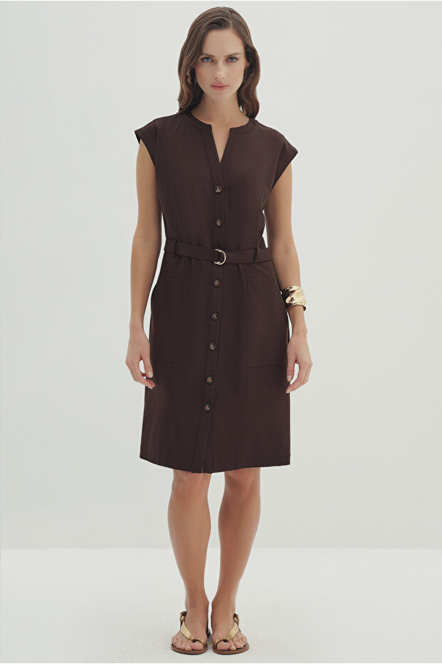 فستان متوسط الطول بأزرار وحزام