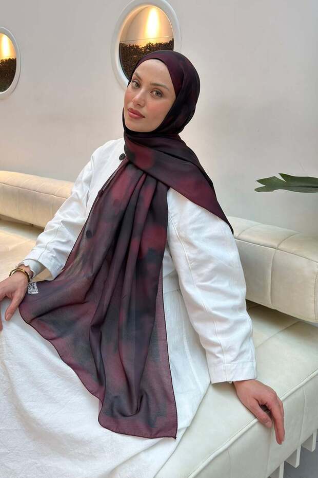 شال ناعم بنمط الباتيك باللون الأحمر الداكن