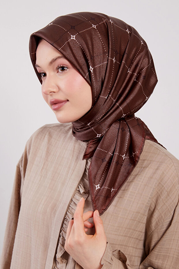 وشاح كريستالي بنمط نجمة بلون الشوكولاتة