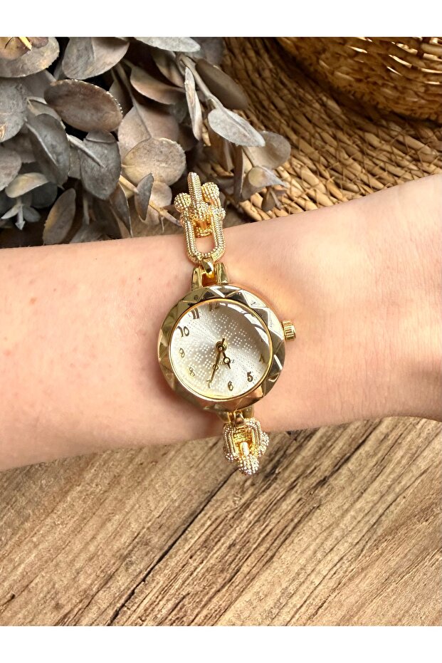 Round Design Chain Model Gold Inside White Women's Wristwatch