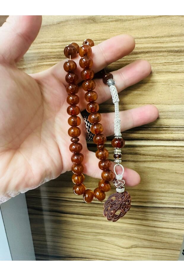 سبحة من الكهرمان المضغوط مع حلية من النحاس