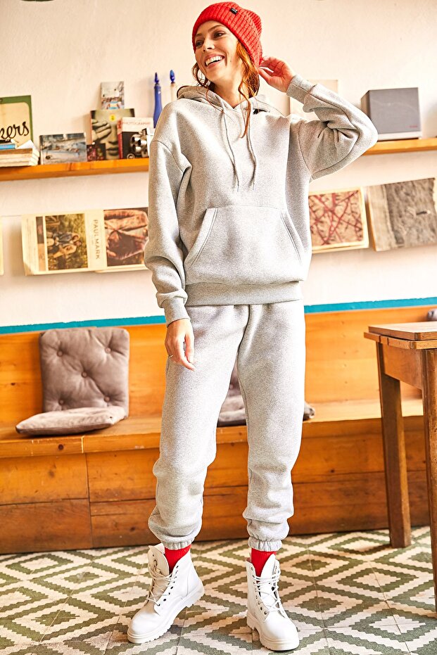 Zestaw dresowy damski w szarym kolorze z kieszenią kangurką i kapturem ETKM-0000052 - 4