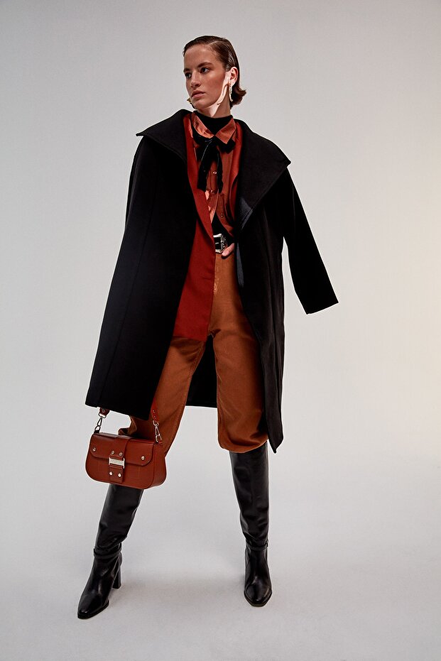 Schwarzer, weit geschnittener, übergroßer Mantel mit breitem Kragen und Stempelmuster und Gürtel TWOAW22KB0085 - 2