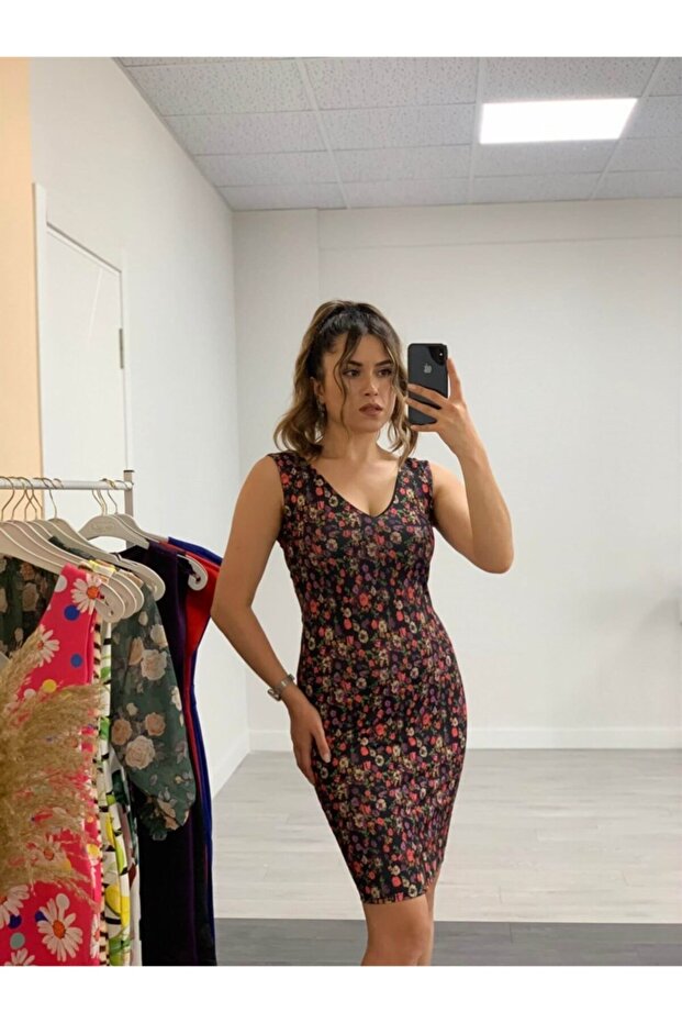 فستان أسود منقوش بحزام سميك