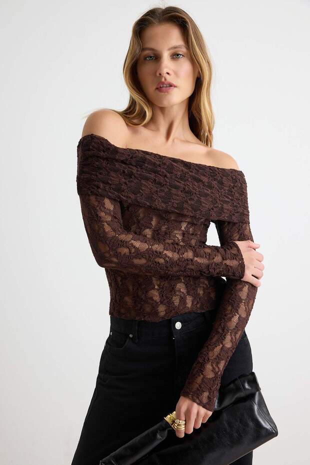 Kahverengi Düz Fitted Carmen Yaka Uzun Kol Dantel Örme Bluz TWOAW27BZ00020