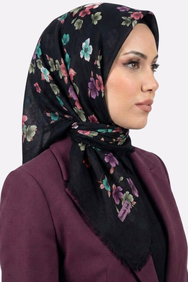 وشاح نسائي أسود مزين بنقشة الزهور