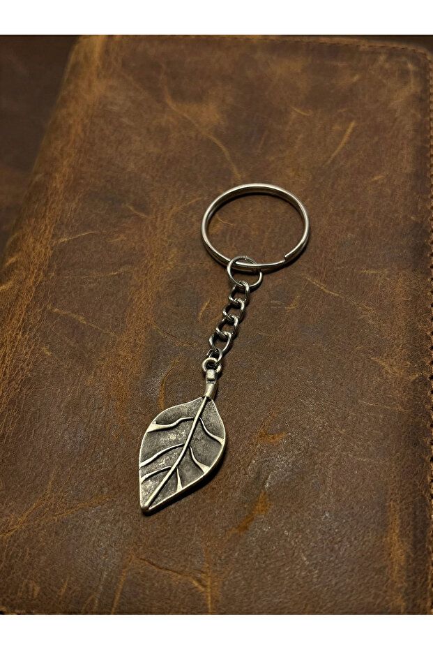 Modern Masculine Design Men's Keychain with Leaf Figure