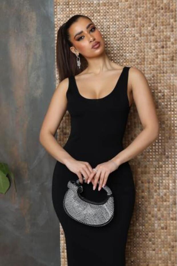 فستان أسود ناعم ضيق على الجسم