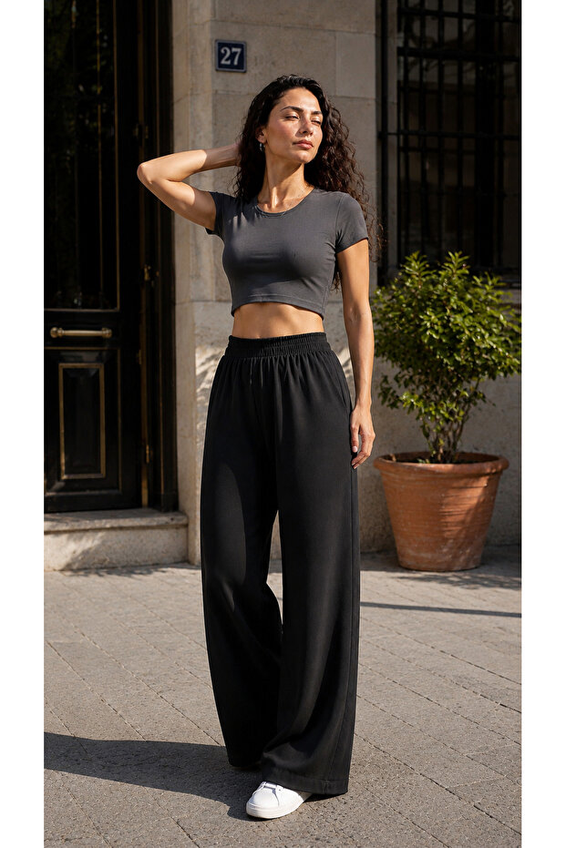 Women's Wide-Legged Pants with Elastic Waist and Without Pockets