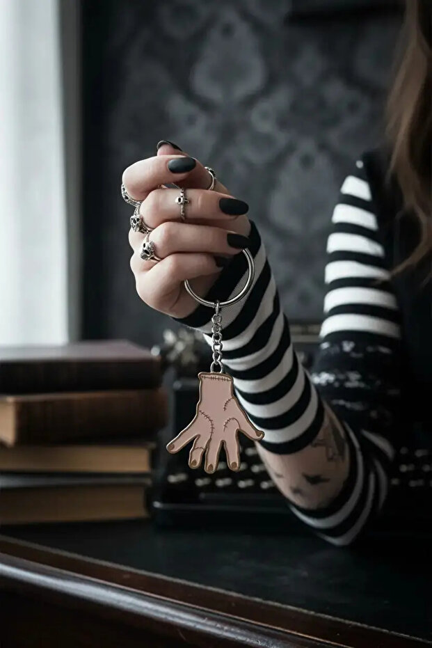 سلسلة مفاتيح مرخصة من Wednesday – تصميم أيقوني على شكل يد