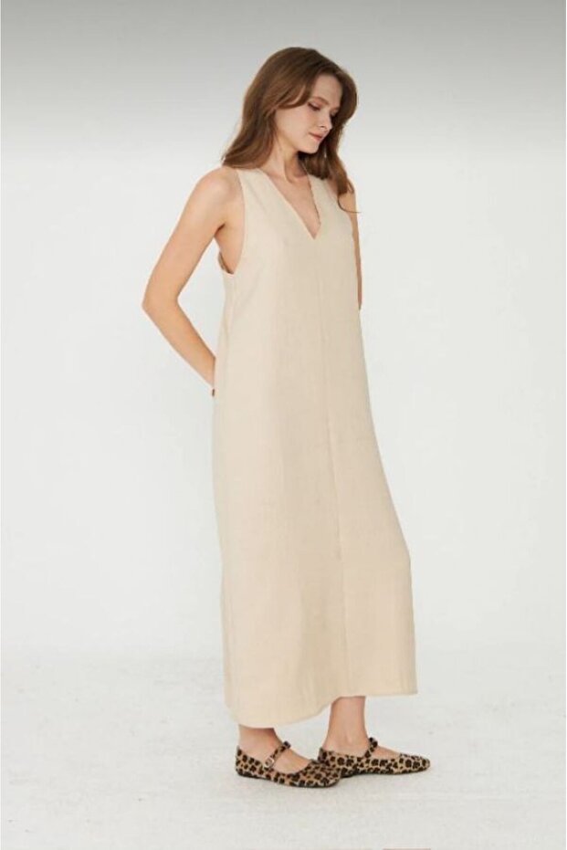 V-Neck Back Cutout Detail