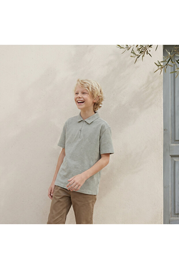 Collared Short Sleeves T-shirt with Texture