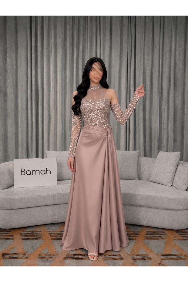 فستان سهرة فاخر باللون الوردي اللحمي (Nude/Rose Gold) يجمع بين الفخامة والاناقة باكمام منفصلة