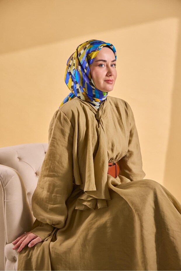 وشاح حرير تويلي مخطط باللون الأزرق