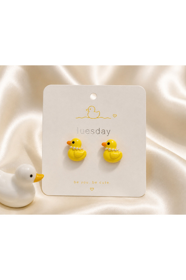 Pearl Duckie Studs