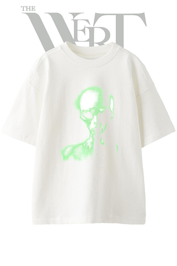 تي شيرت أبيض كبير الحجم مطبوع بتصميم Green Alien للجنسين