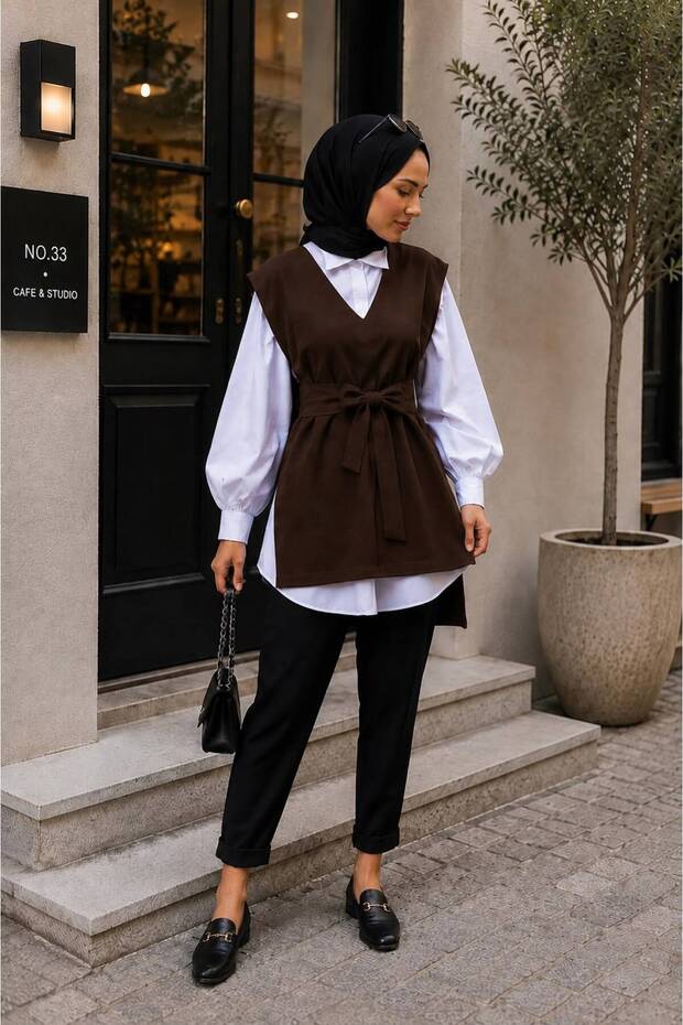 سترة نسائية طويلة سوداء بياقة على شكل حرف V وحزام