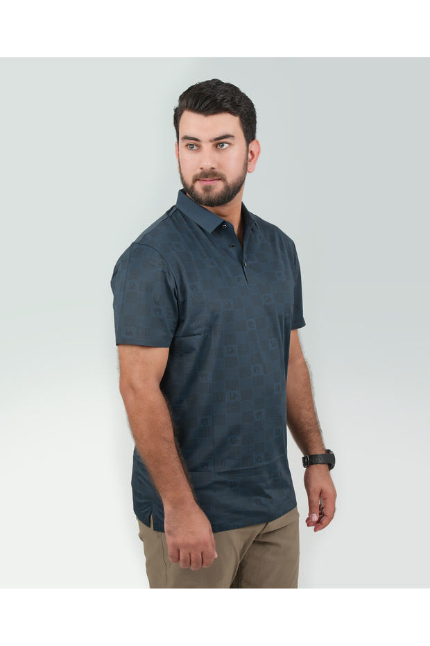 قميص بولو رجالي قابل للتمدد - بنمط مربعات مع شعار خفيف، أكمام قصيرة وياقة بأزرار