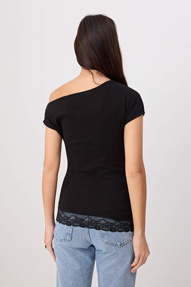 Siyah Fitted/Vücuda Oturan Kayık Yaka Kısa Kollu Dantel Detaylı Yumuşak Örme Bluz TWOSS26BZ00923 - 4
