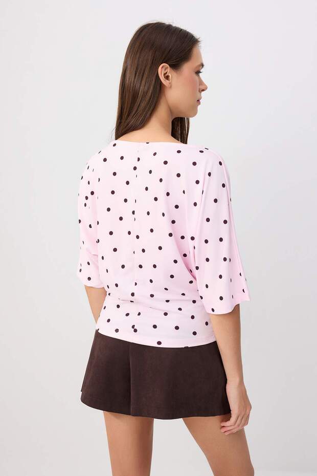 Pembe Puantiyeli Regular/Normal Kalıp Kayık Yaka Soft Touch Örme T-shirt TWOSS26TS00300 - 4