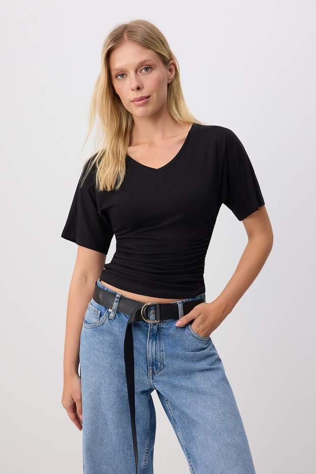 Trendyolmilla  Siyah Fitted/Vücuda Oturan V Yaka Büzgülü Pamuklu Esnek Örme T-Shirt TWOSS26TS00342 - Görsel 2