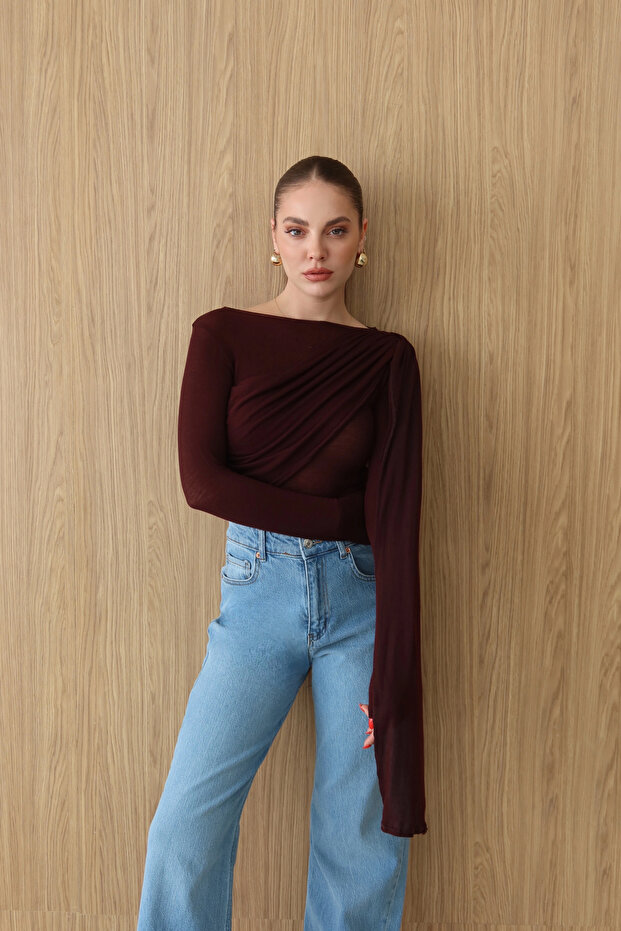 بلوزة بتفاصيل شال وربطة أمامية بلون البرقوق