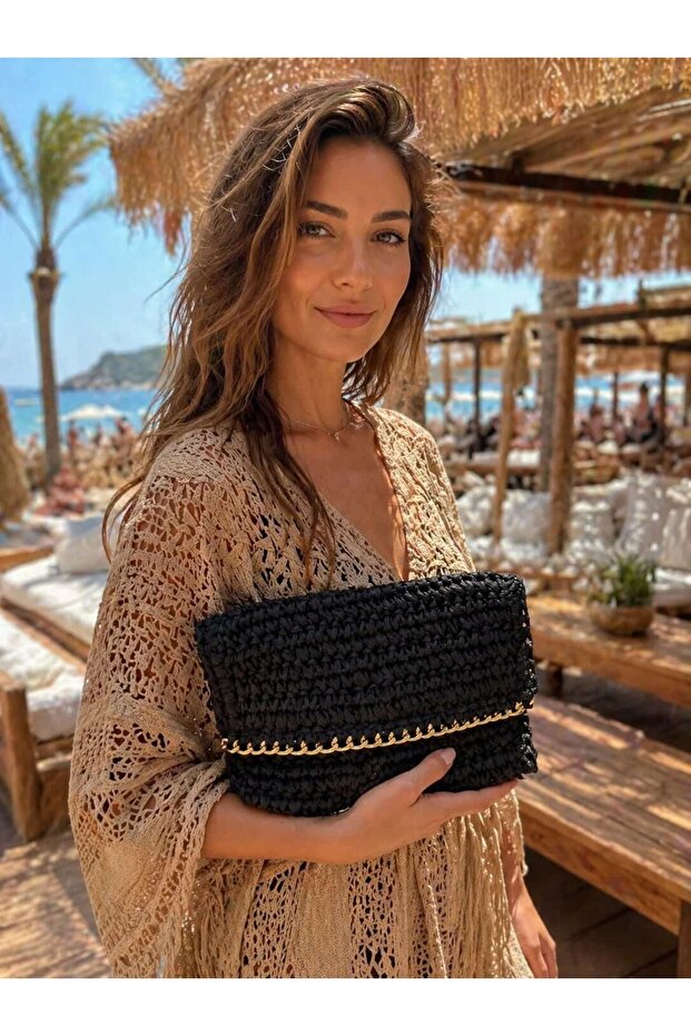حقيبة نسائية من القش الأسود