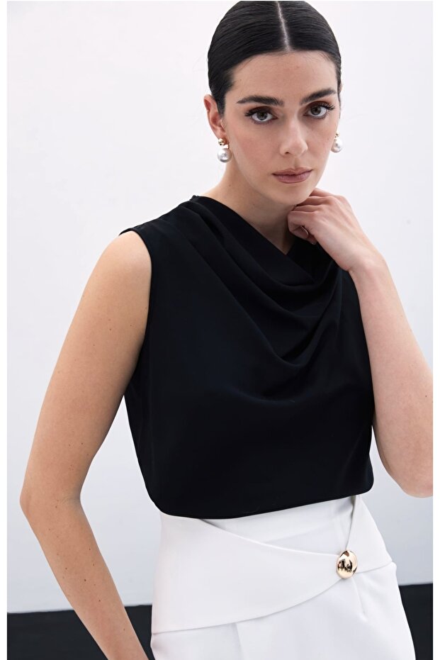 Degaje Collar Sleeveless Blouse